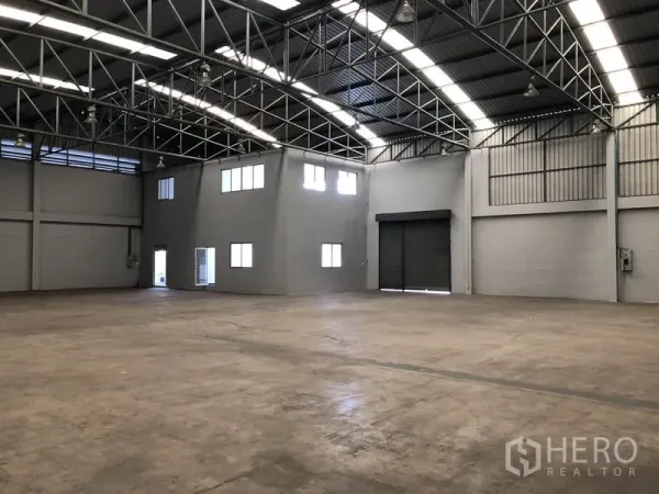 工厂 出租在Pathum Thani - 超大生产空间，拱形金属屋顶，转角办公室与卷闸门。