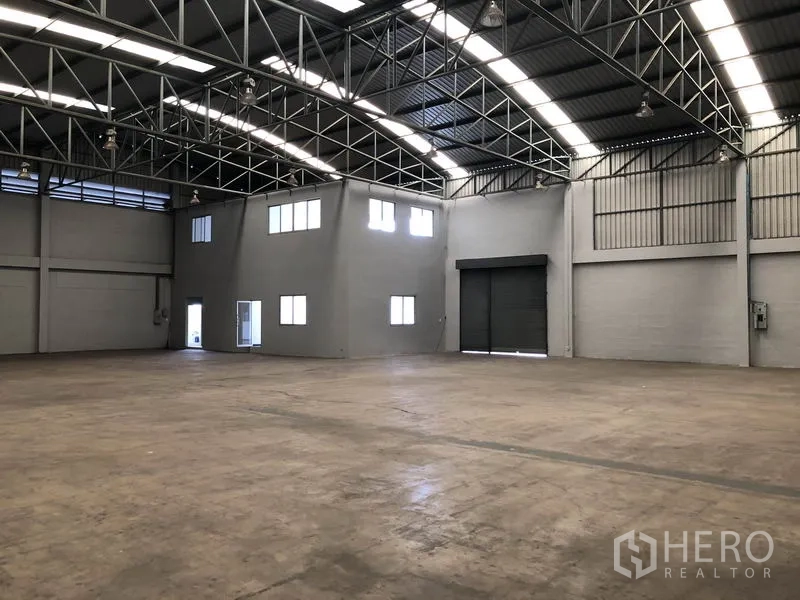 工厂 出租在Pathum Thani - 超大生产空间，拱形金属屋顶，转角办公室与卷闸门。