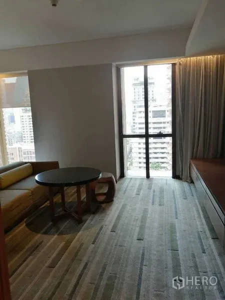 คอนโด ให้เช่าในPathum Wan, Bangkok - หน้าต่างวิวเมืองรับแสงธรรมชาติ พร้อมโซฟาและโต๊ะกาแฟ