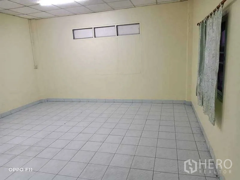 คลังสินค้า ให้เช่าหรือขายในMueang Samut Sakhon, Samut Sakhon - ห้องพักพนักงานพื้นกระเบื้อง มีหน้าต่างและไฟเพดาน