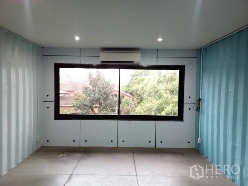 零售空间 出租在Khlong Toei, Bangkok - 大窗与分体空调，窗外绿景。