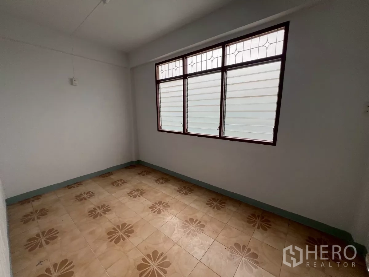 อาคารพาณิชย์ ให้เช่าในKhlong Toei, Bangkok - ห้องรอง พื้นกระเบื้องลาย และหน้าต่างซี่กรงรับแสง.