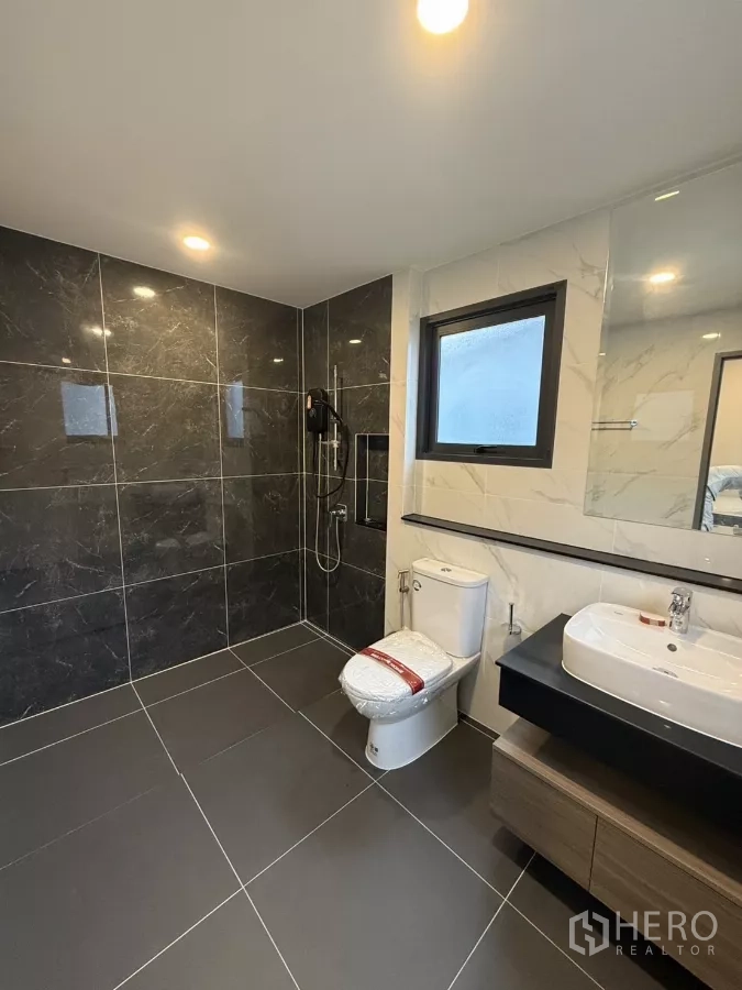 บ้าน ให้เช่าในBang Phli, Samut Prakan - ห้องน้ำสมัยใหม่ ฝักบัวแบบวอล์คอิน อ่างล้างหน้า และผนังกระเบื้อง