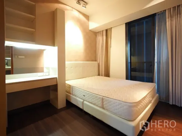 คอนโด ให้เช่าในSathon, Bangkok - ห้องนอนอบอุ่นเตียงควีน โต๊ะทำงาน และประตูกระจกบานเลื่อนไปยังระเบียง