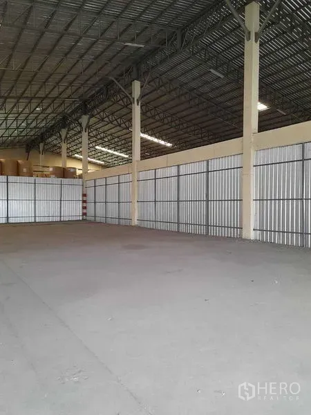 คลังสินค้า ให้เช่าในYan Nawa, Bangkok - พื้นที่ไร้เสากีดขวาง ผนังแผ่นเมทัลชีทและคานเหล็ก