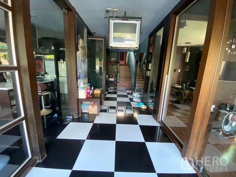 Detached House for sale in Suan Luang, Bangkok - Hallway with black-and-white checkered floor leading to the staircase.