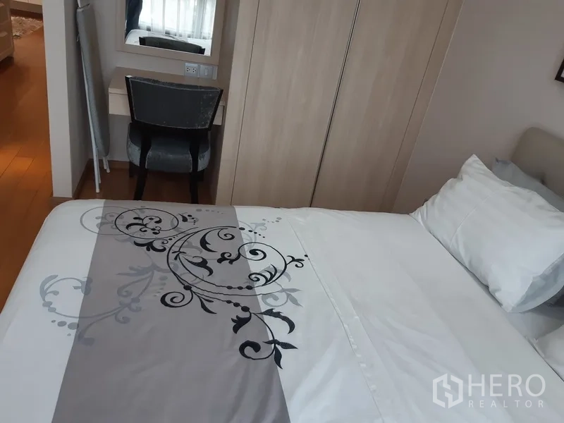 คอนโด ให้เช่าในWatthana, Bangkok - มุมห้องนอนพร้อมตู้เสื้อผ้า โต๊ะเครื่องแป้ง และเตียง