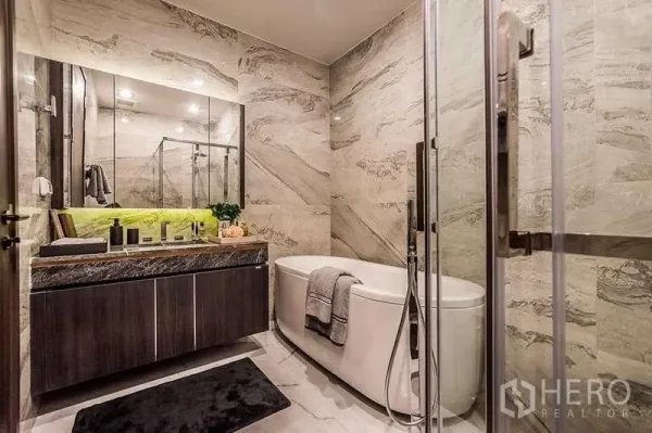 公寓 出租或出售 - 豪华大理石卫浴，独立浴缸、玻璃淋浴间与宽大台盆。