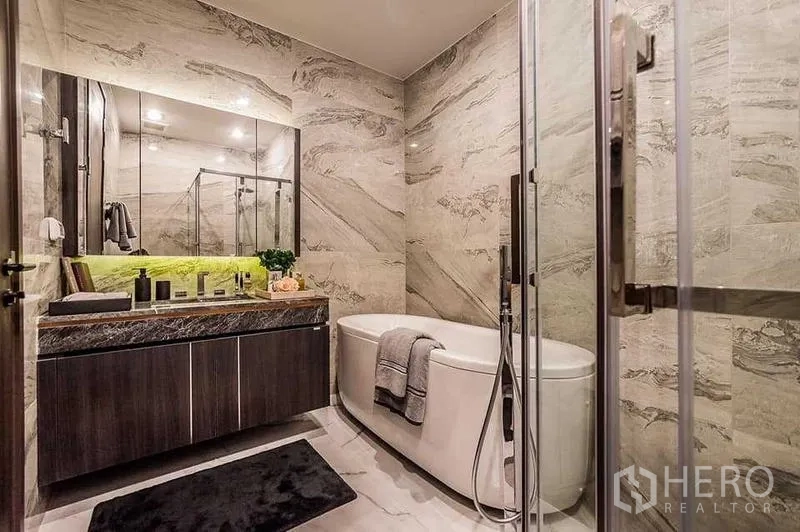 公寓 出租或出售 - 豪华大理石卫浴，独立浴缸、玻璃淋浴间与宽大台盆。