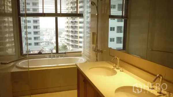 คอนโด ให้เช่าในKhlong Toei, Bangkok - ห้องน้ำพร้อมหน้าต่างบานใหญ่ อ่างอาบน้ำ ฝักบัวกระจก และอ่างล้างหน้าคู่