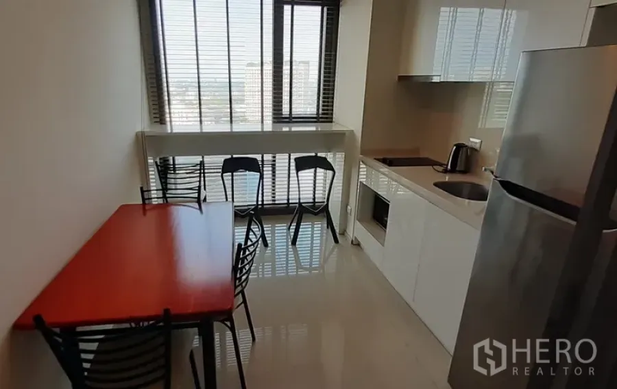 คอนโด ให้เช่าในKhlong Toei, Bangkok - ครัวบิลท์อินโทนขาว ตู้เย็นสแตนเลส พร้อมโต๊ะทานอาหารริมหน้าต่างบานใหญ่