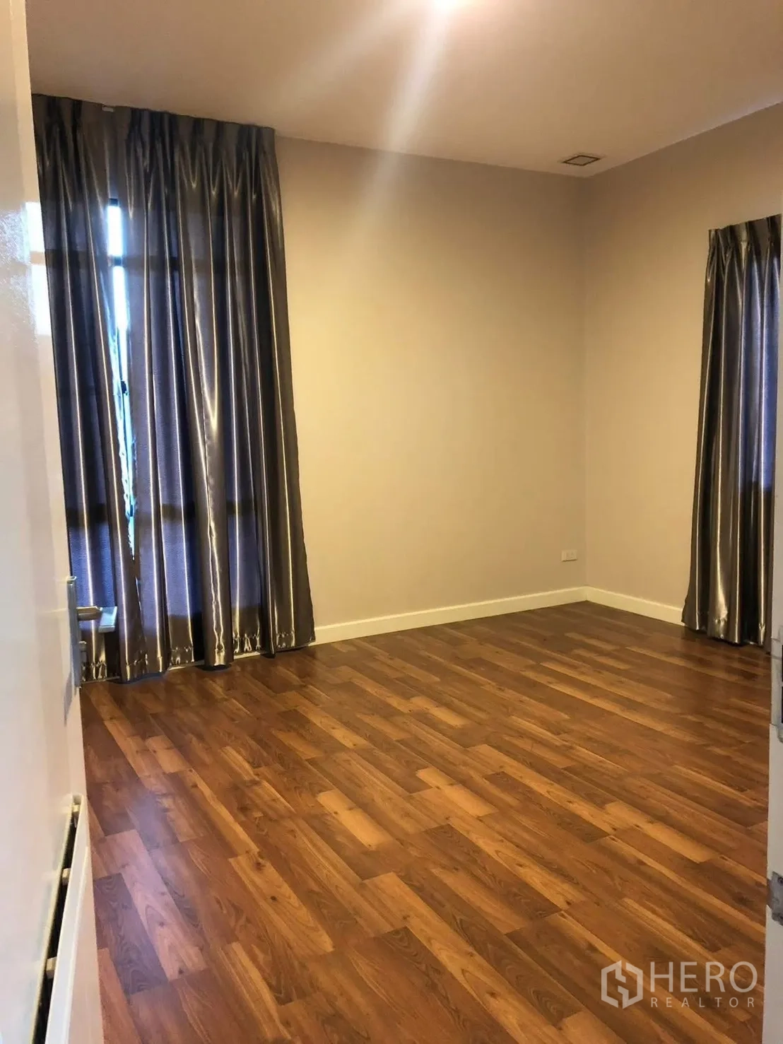 บ้านเดี่ยว for rent in Prawet, Bangkok - ห้องนอนกว้างปูพื้นไม้ พร้อมผ้าม่านทึบเต็มความสูง