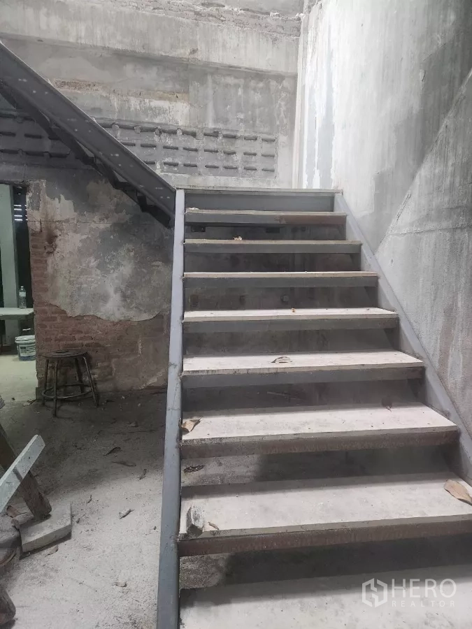 店屋 出租在Watthana, Bangkok - 金属楼梯特写，混凝土墙体的工业风室内