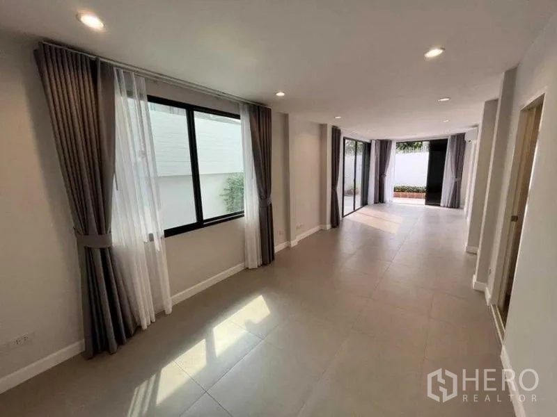 独立式住宅 出租在Phaya Thai, Bangkok - 采光好的多功能房，大窗与推拉门。