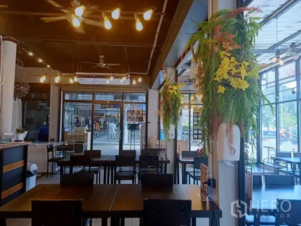 Retail Space for rent in Khlong Toei, Bangkok - Restaurant-style interior with pendant lighting, black ceiling, and large windows.