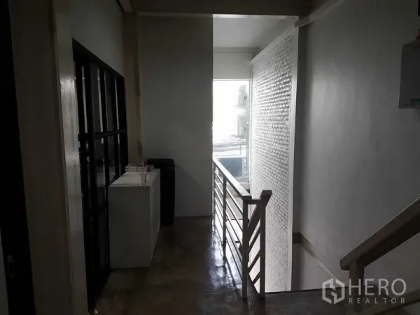 店屋 出售在Bang Rak, Bangkok - 楼梯平台采光充足，白墙与纹理装饰墙