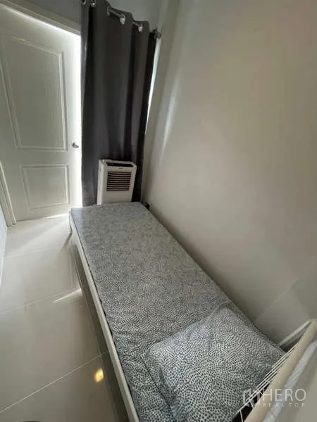 บ้าน ให้เช่าหรือขายในLat Krabang, Bangkok - ห้องแม่บ้านขนาดกะทัดรัด พร้อมเตียงเดี่ยวและหน้าต่างรับแสง