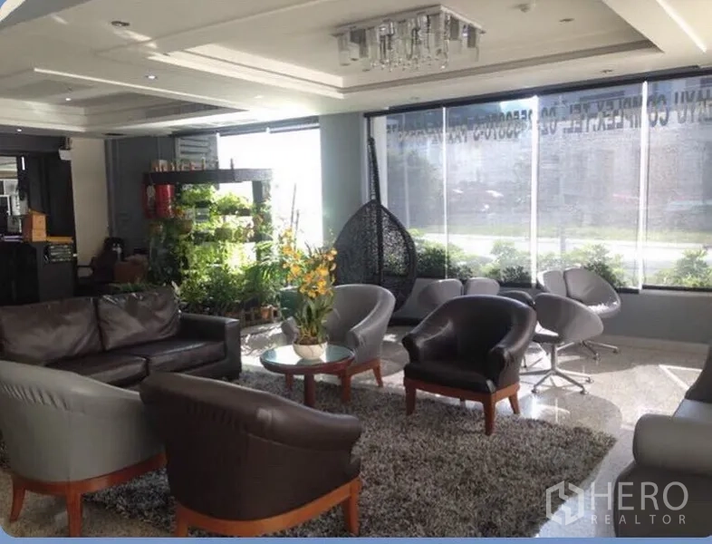 Condominium for rent in Ratchathewi, Bangkok - Modern condo lobby with lounge seating and large windows