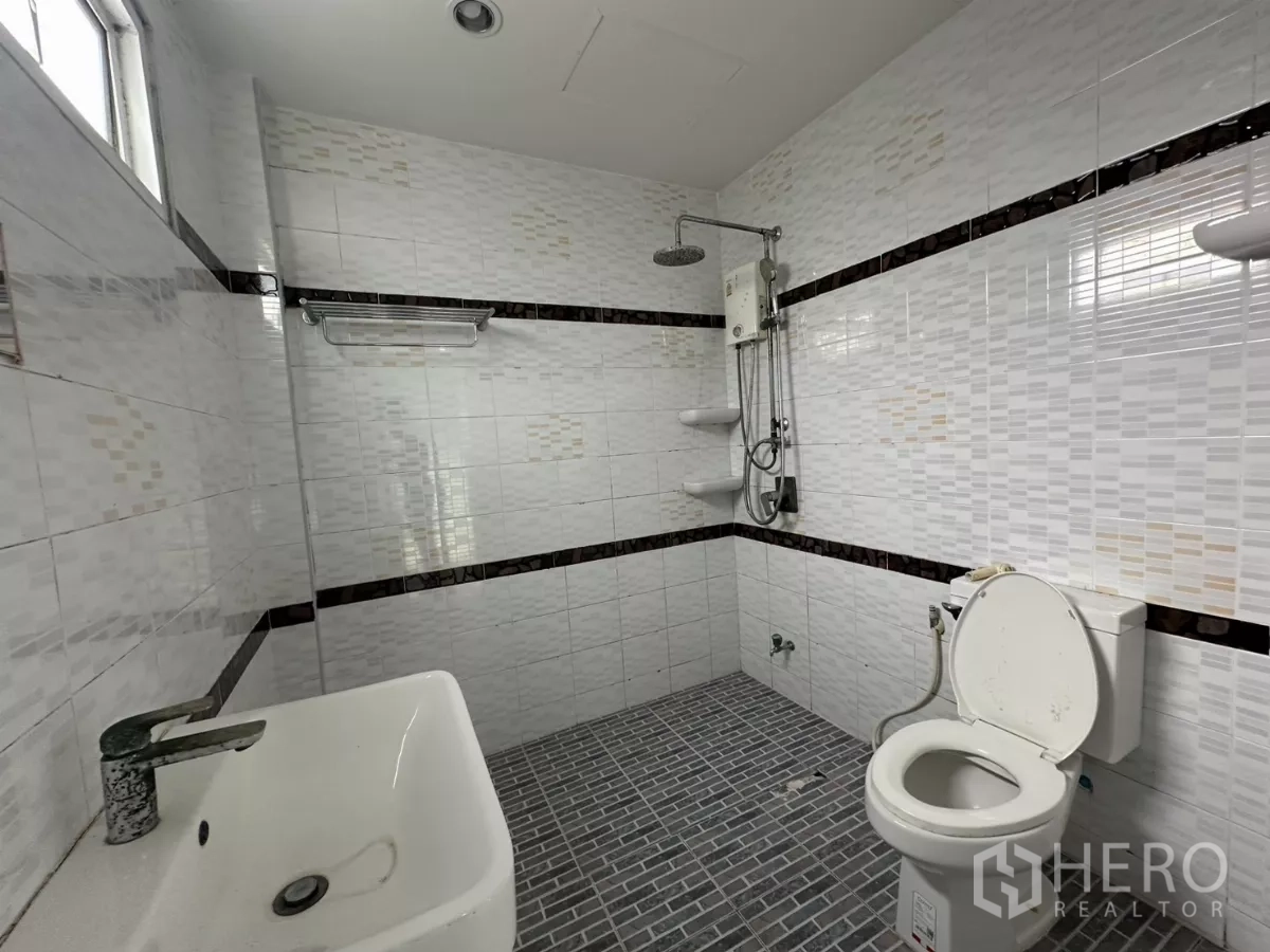 สำนักงานที่บ้าน ให้เช่า - ห้องนอนกว้างมีหน้าต่างบานยาวและประตูทางเข้า.