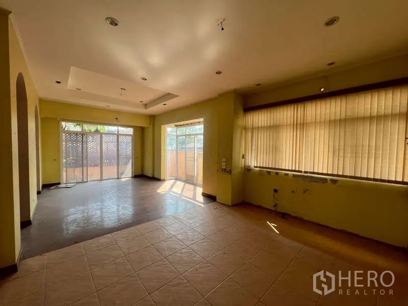 独立式住宅 出租在Watthana, Bangkok - 客餐厅一体，落地推拉门通向庭院。