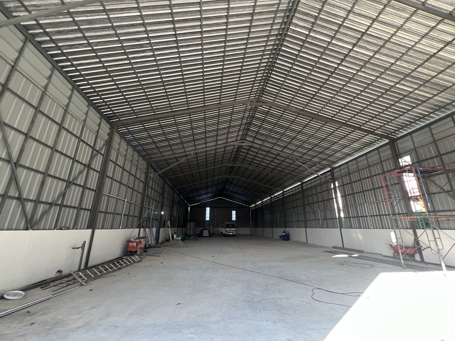 Warehouse for rent in Saphan Sung, Bangkok - Interior view highlighting steel frame, ridge roof and long clear span inside the Saphan Sung warehouse.