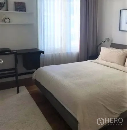 คอนโด ให้เช่าในPathum Wan, Bangkok - ห้องนอนที่สองเตียงคู่ พร้อมโต๊ะทำงาน ชั้นวางของ และหน้าต่างบานใหญ่