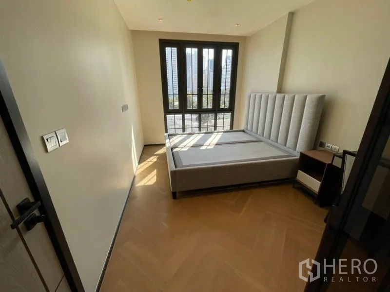 คอนโด ขายในWatthana, Bangkok - ห้องนอนหน้าต่างสูงเต็มบาน มองเห็นวิวเมืองและแสงสว่างจ้า