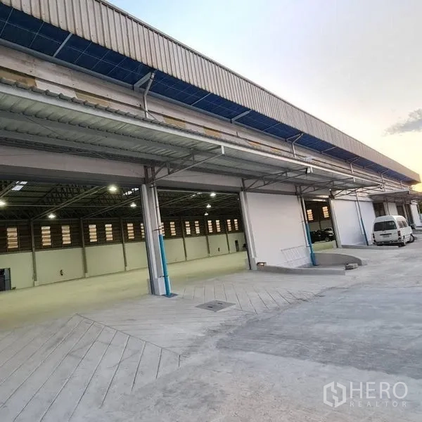 คลังสินค้า ให้เช่าในPrawet, Bangkok - ท่าขนถ่ายสินค้าแบบมีหลังคา ทางลาด และประตูม้วนสำหรับรถบรรทุก