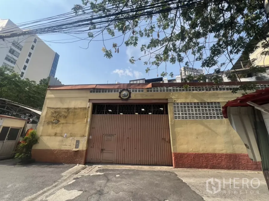คลังสินค้า ให้เช่าในKhlong Toei, Bangkok - ด้านหน้าโกดังพร้อมประตูเหล็กบานใหญ่และผนังช่องลม ในคลองเตย
