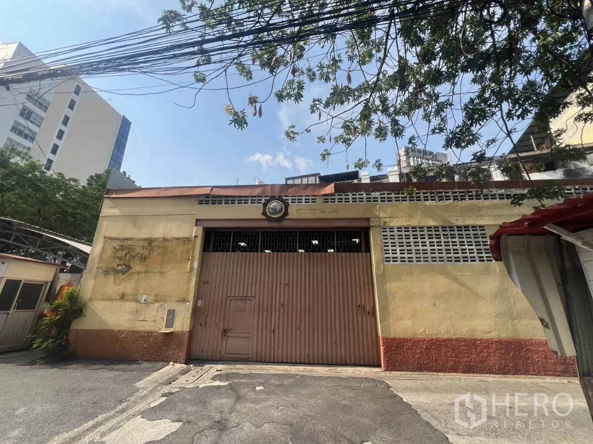 คลังสินค้า ให้เช่าในKhlong Toei, Bangkok - ด้านหน้าโกดังพร้อมประตูเหล็กบานใหญ่และผนังช่องลม ในคลองเตย