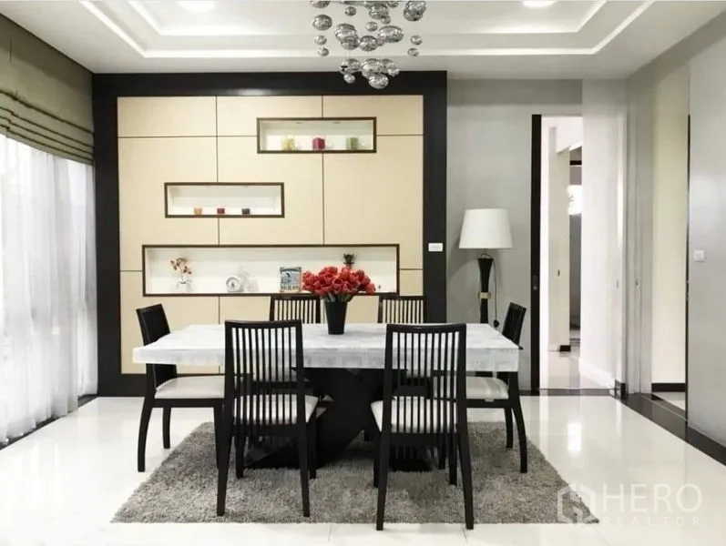 บ้าน ขายในMin Buri, Bangkok - ห้องทานอาหารโต๊ะหินอ่อนสำหรับหกที่นั่ง โคมไฟโมเดิร์น และตู้โชว์บิวท์อิน