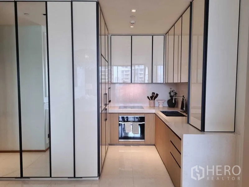 คอนโด ขาย - ครัวรูปตัว U ตู้บิลต์อินเงา เตาอบและเตาไฟฟ้าแบบบิวท์อิน