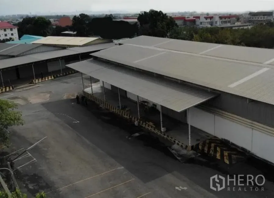 货栈 出租在Chon Buri - 带长形雨棚的仓库与宽阔回车场地，适合半挂车调头（是拉差）。