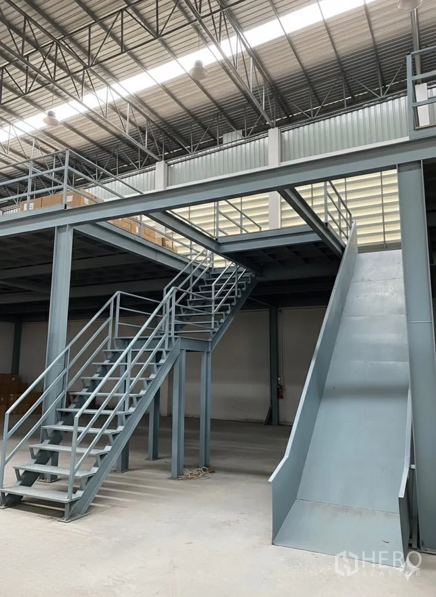 โรงงาน for rent in Krathum Baen, Samut Sakhon - โครงสร้างเมซานีนเหล็กใกล้ชิด พร้อมบันไดและรางสไลด์สินค้า