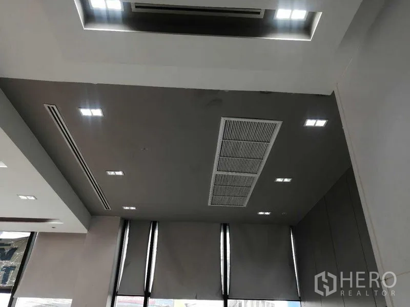 办公空间 出租在Pathum Wan, Bangkok - 办公室天花，嵌入灯与风管式空调，配高窗与遮光帘。