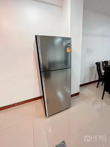 ทาวน์เฮาส์ ให้เช่าในHuai Khwang, Bangkok - ตู้เย็นสแตนเลสสองประตูตั้งข้างพื้นที่รับประทานอาหาร
