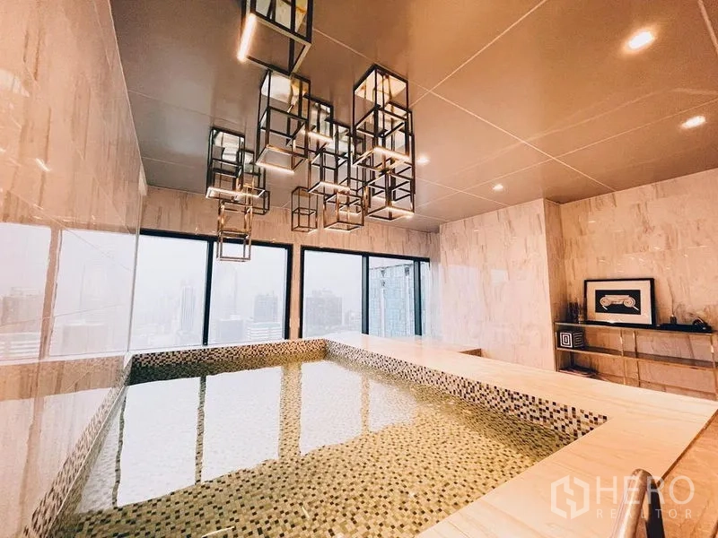 คอนโด ให้เช่าในRatchathewi, Bangkok - สระแช่ออนเซ็นในร่ม ตกแต่งด้วยโคมไฟแขวนและมุมมองเมือง