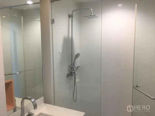 คอนโด ให้เช่าหรือขายในWatthana, Bangkok - ห้องน้ำสมัยใหม่พร้อมตู้ shower กระจก ฝักบัวเรนชาวเวอร์ และผนังสีขาวเรียบ