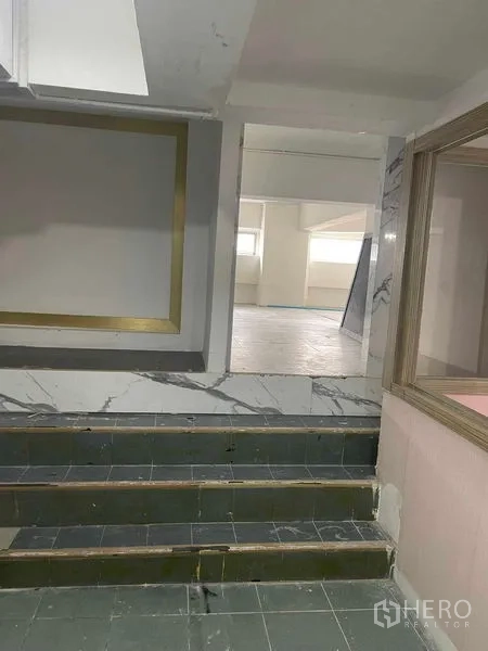 อาคารพาณิชย์ ให้เช่าในKhlong Toei, Bangkok - โถงบันไดกรุหินอ่อน มองไปยังพื้นที่ออฟฟิศเปิดโล่ง