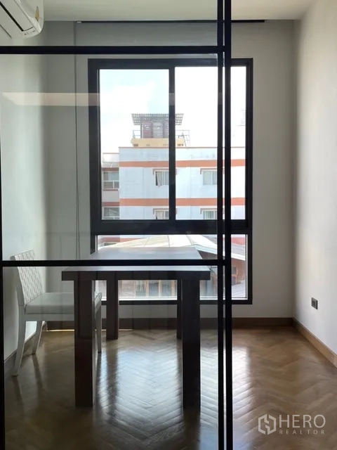 Detached House for rent in Watthana, Bangkok - Glass-partitioned study with window, table, and chair.