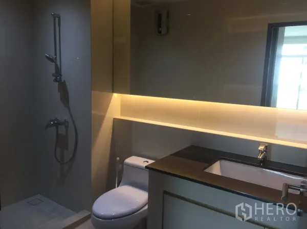 คอนโด for ในWatthana, Bangkok - ห้องน้ำสมัยใหม่พร้อมฝักบัวแบบวอล์กอิน กระจกไฟซ่อน เคาน์เตอร์อ่างล้างหน้า และโถสุขภัณฑ์