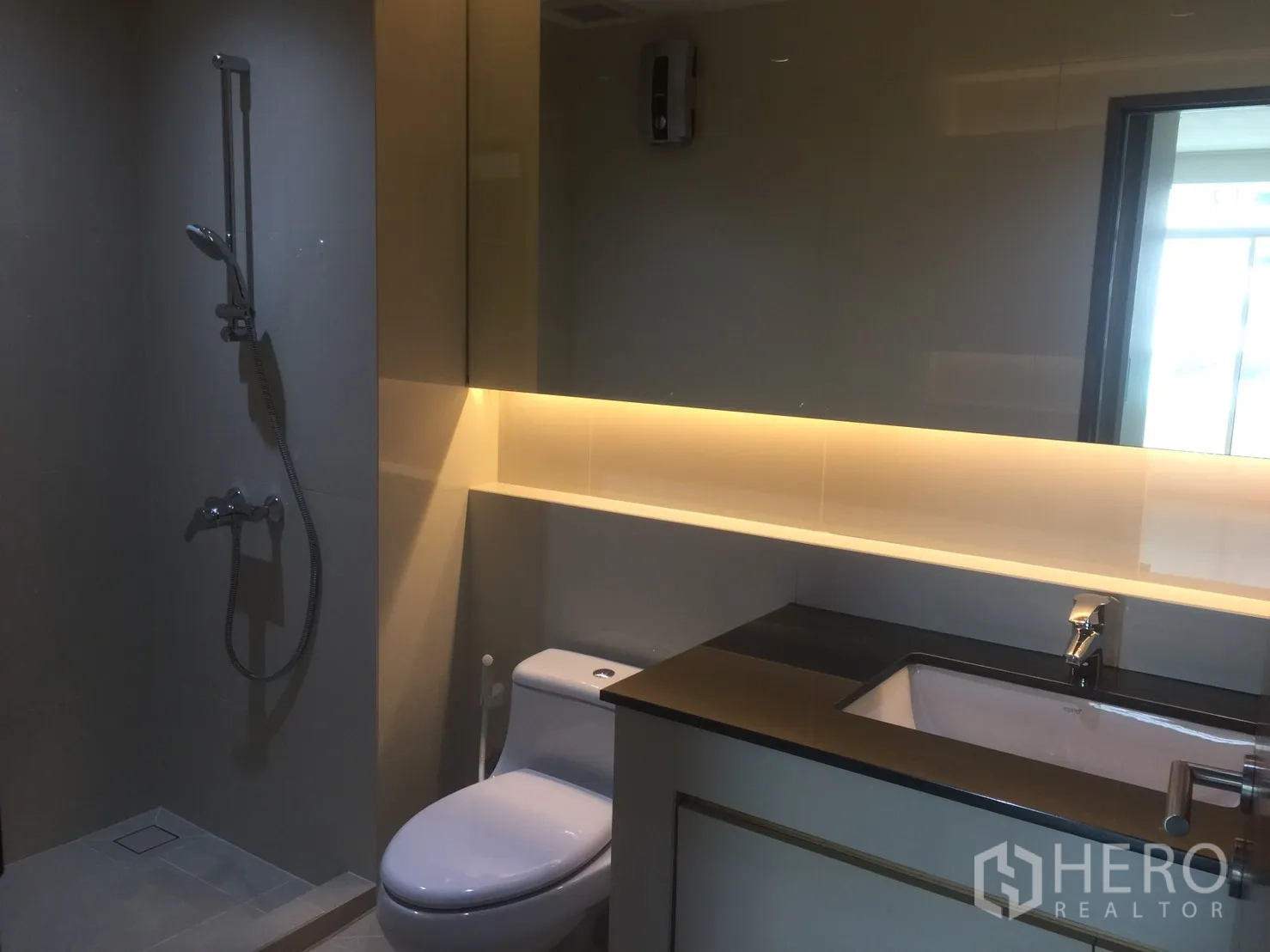 คอนโด for ในWatthana, Bangkok - ห้องน้ำสมัยใหม่พร้อมฝักบัวแบบวอล์กอิน กระจกไฟซ่อน เคาน์เตอร์อ่างล้างหน้า และโถสุขภัณฑ์