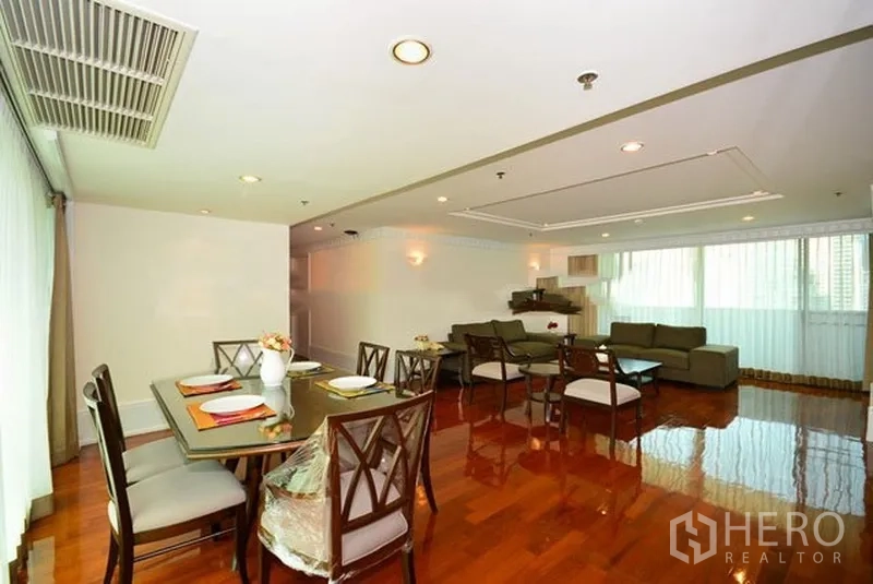 อพาร์ทเมนท์ ให้เช่าในKhlong Toei, Bangkok - พื้นที่นั่งเล่น‑รับประทานอาหารแบบเปิดโล่ง เก้าอี้หลายตัว ไฟเพดาน และหน้าต่างกว้างรับแสงธรรมชาติ