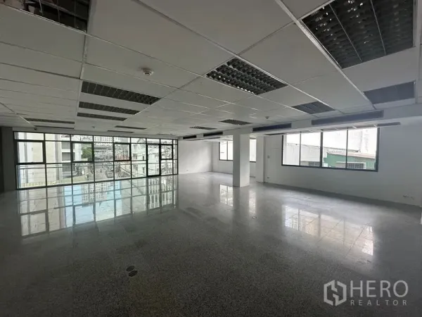 สำนักงาน ให้เช่า - พื้นที่สำนักงานเปิดโล่ง มีหน้าต่างบานกว้าง มุมมองเมือง ฝ้าเพดานแบบแขวน และพื้นหินขัดเงา