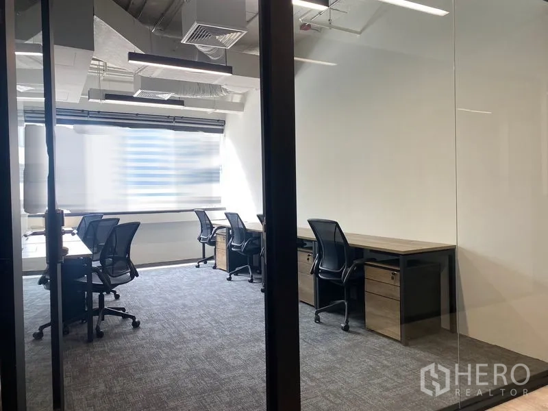 สำนักงาน ให้เช่าในUthai, Phra Nakhon Si Ayutthaya - ออฟฟิศกั้นกระจก พร้อมเก้าอี้ทำงานตามสรีระ โต๊ะไม้ และระบบแอร์ท่อดักท์