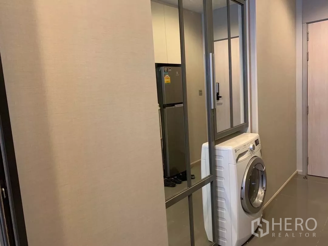 Condominium for rent or sale in Watthana, Bangkok - Entry corridor featuring mirrored closet doors and a front-loading washing machine.
