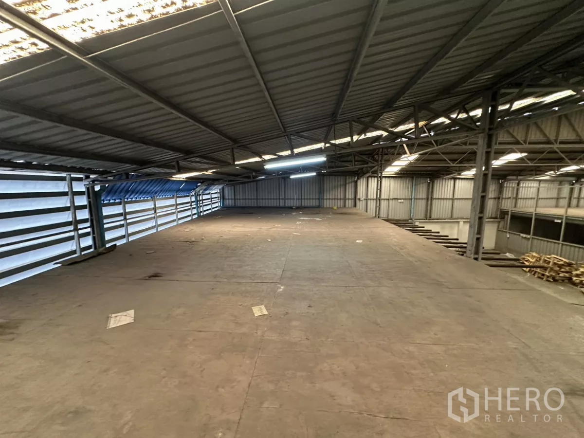 คลังสินค้า ให้เช่าในYan Nawa, Bangkok - ชั้นลอยยาวพร้อมผนังช่องลมระบายอากาศเหนือพื้นโกดัง