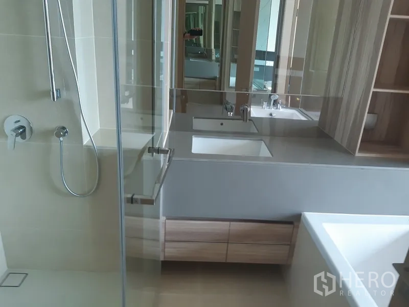คอนโด ให้เช่าหรือขายในWatthana, Bangkok - ห้องน้ำสมัยใหม่พร้อมเคาน์เตอร์ลอยตัว ฝักบัวกระจก และชั้นเก็บของบิวท์อิน