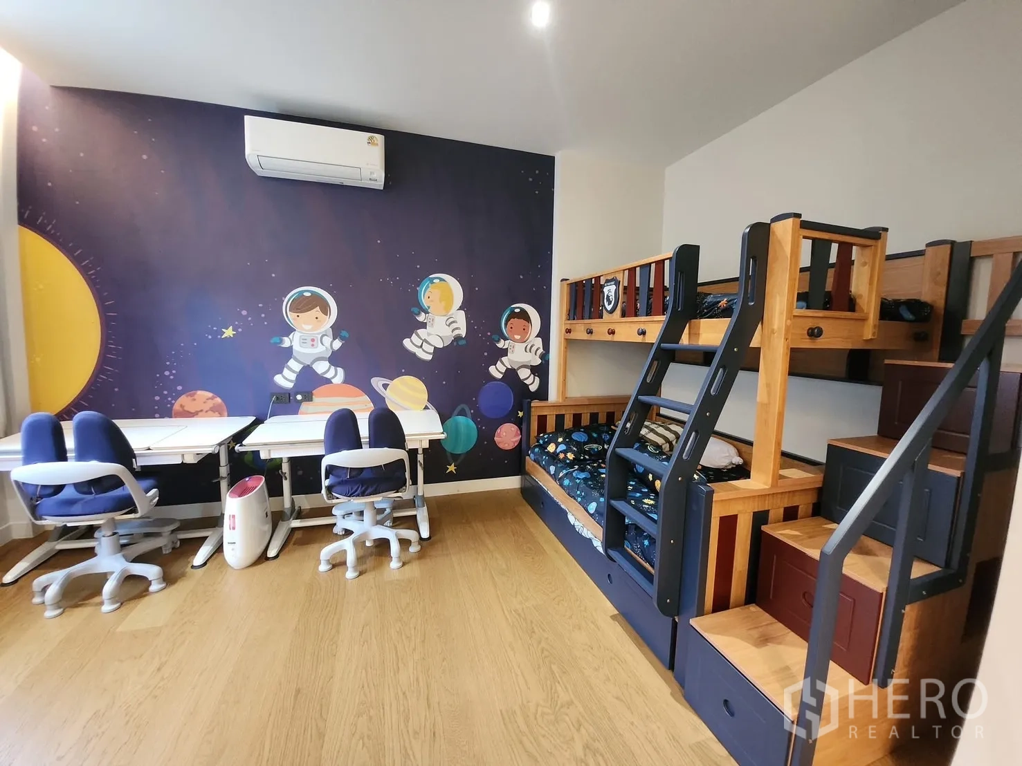 Detached House for rent in Bang Phli, Samut Prakan - Children’s bedroom with a bunk bed and playful space-themed wall mural.