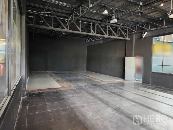 พื้นที่ขายปลีก ให้เช่าในKhlong Toei, Bangkok - ยูนิตแปลนเปิด โครงคานเหล็ก ผนังกระจกและประตูบริการ เหมาะใช้งานได้หลากหลาย